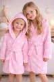 cieply-rozowy-szlafrok-dla-dziewczynek-z-bialymi-gwiazdkami-kaptur-uvie.png